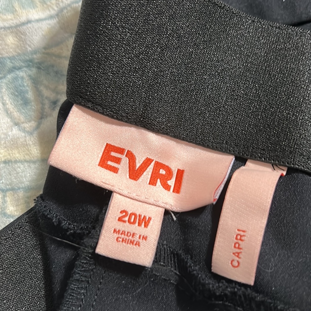 New with tags Size 20 black caprl - Picture 5 of 5